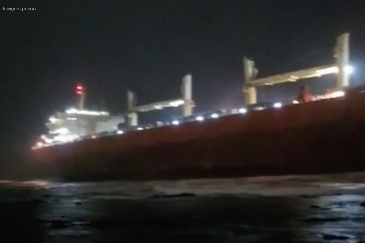 Владельцу застрявшего сухогруза поручили убрать судно из порта Невельска