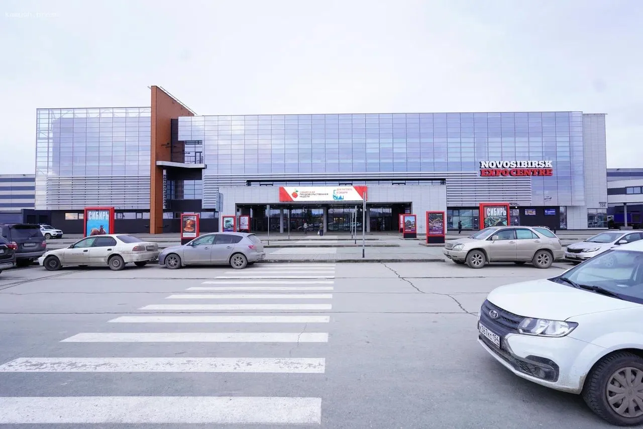 В Новосибирске начался демонтаж бывшего автоцентра Toyota