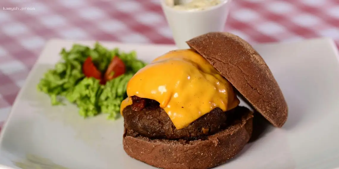 Специалист по путешествиям выделил 6 продуктов, которые лучше не есть перед полетом и во время него