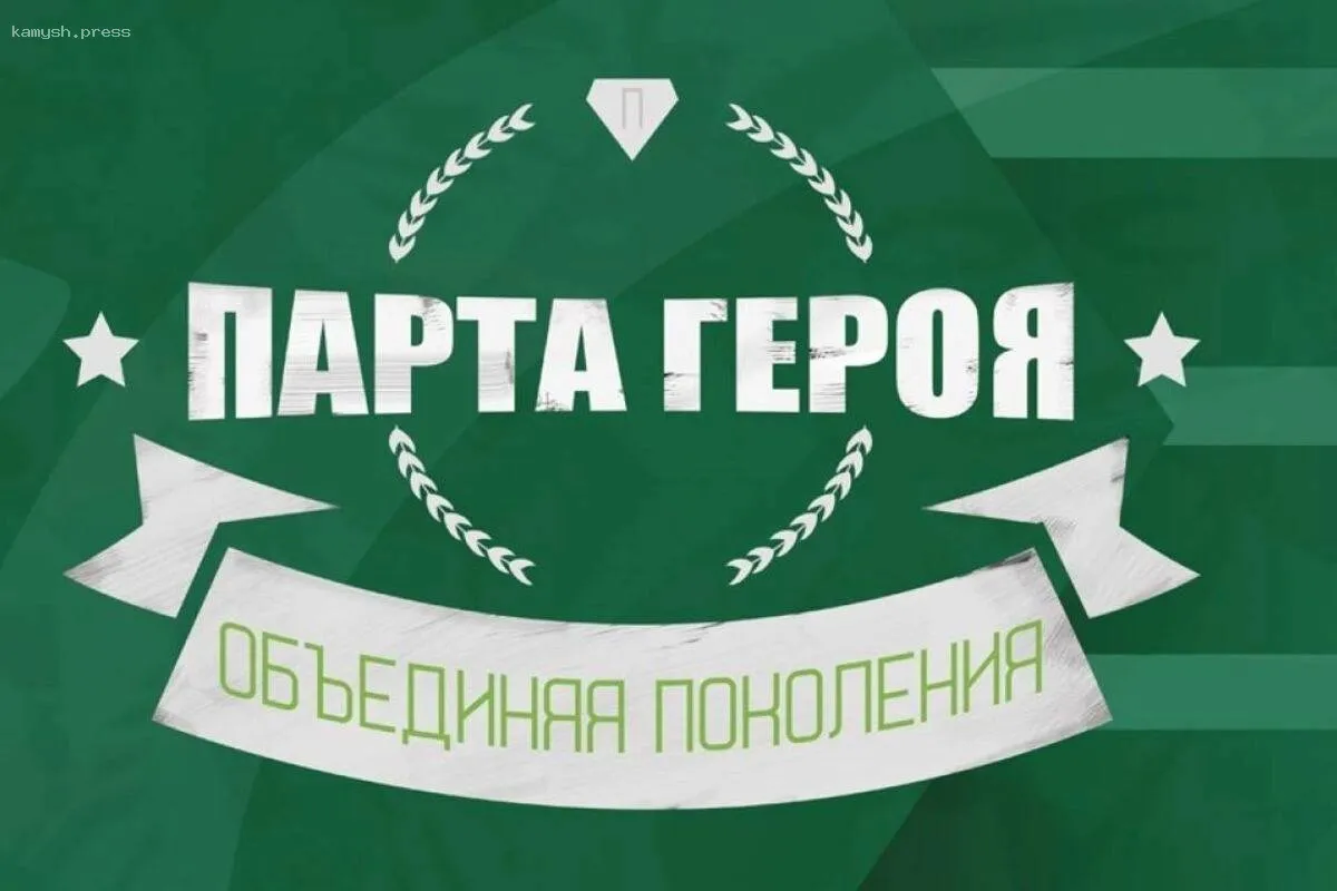 В Донецке в одном из древнейших учебных заведений установили четыре «Парты Героя»