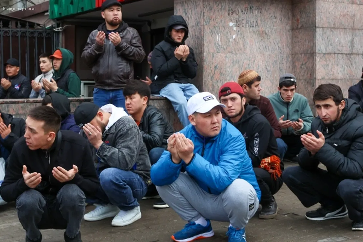 Слуцкий предложил ограничить миграцию в Россию до 2025 года