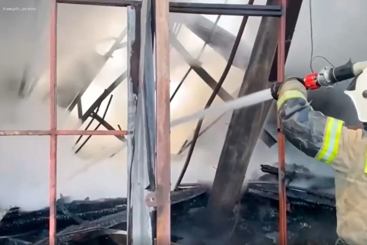 В Краснодаре произошел пожар на складе с лакокрасочной продукцией