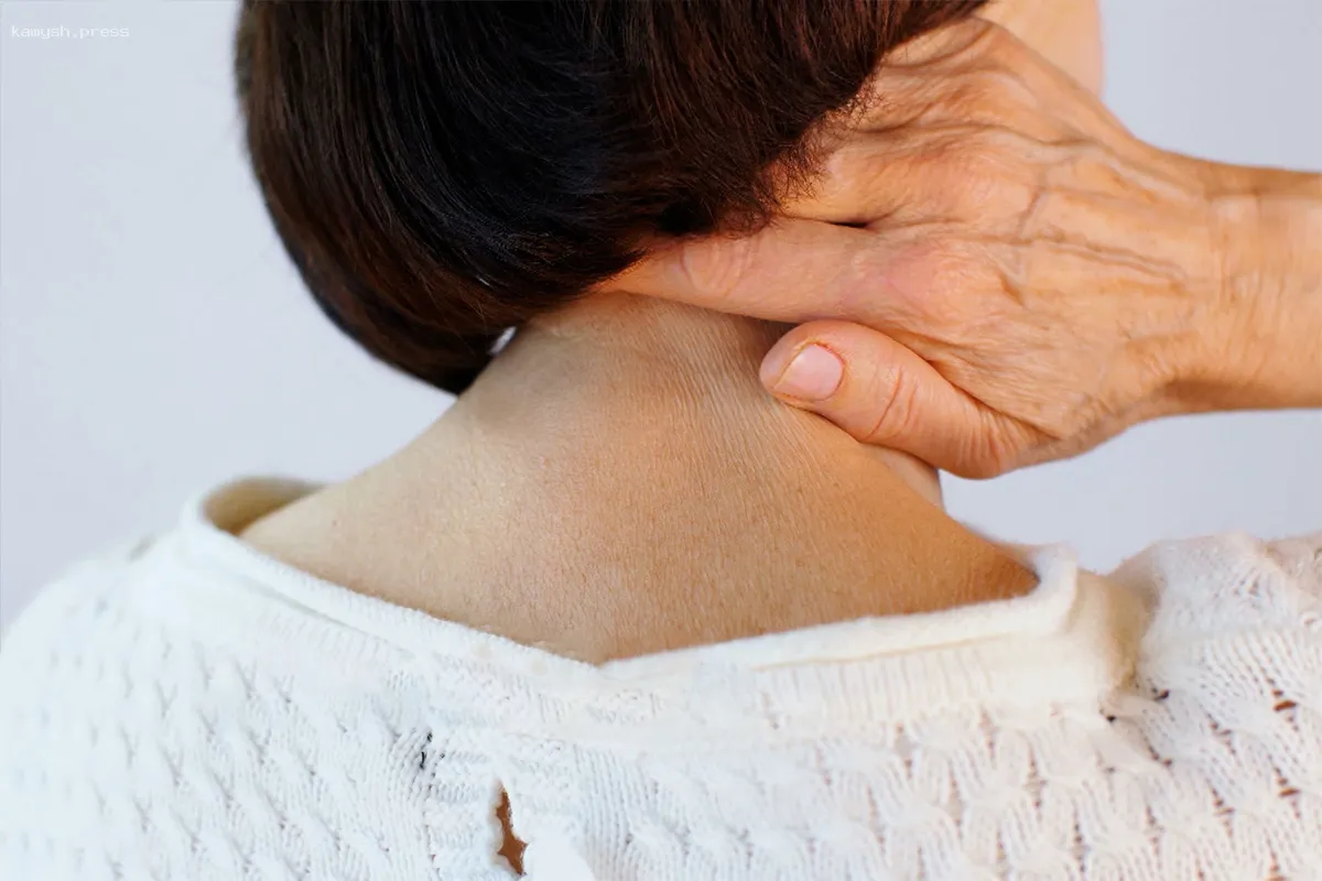 Терапевт объяснила, почему появляется "вдовий горб" на шее