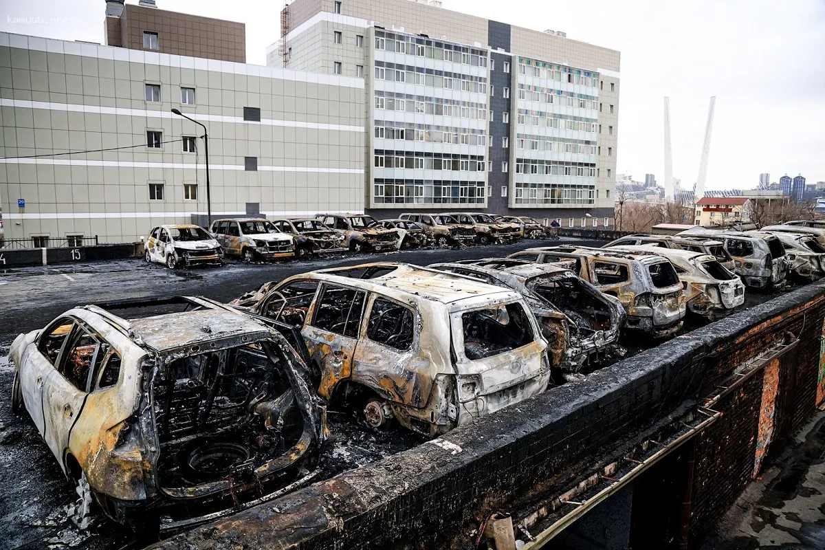 Полиция задержала рецидивистов, поджигавших автомобили по заказу на парковке в Приморье