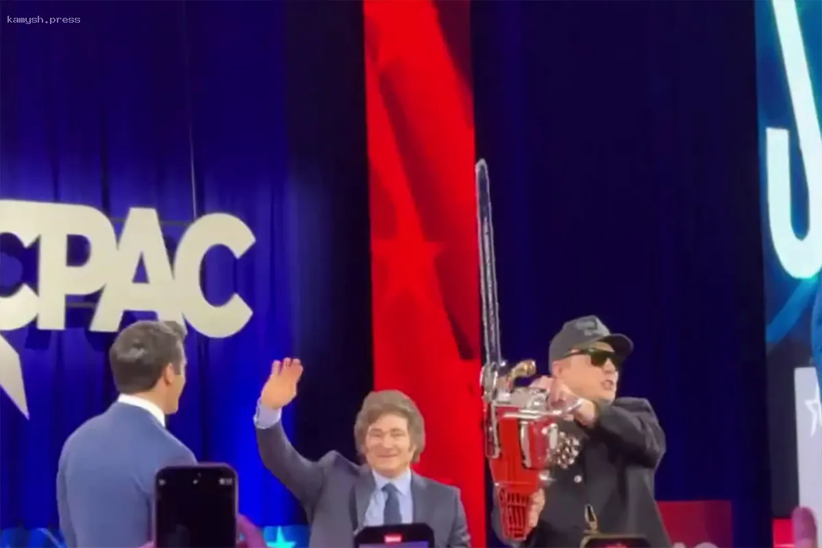 Милей вручил Маску бензопилу как символ борьбы с бюрократией