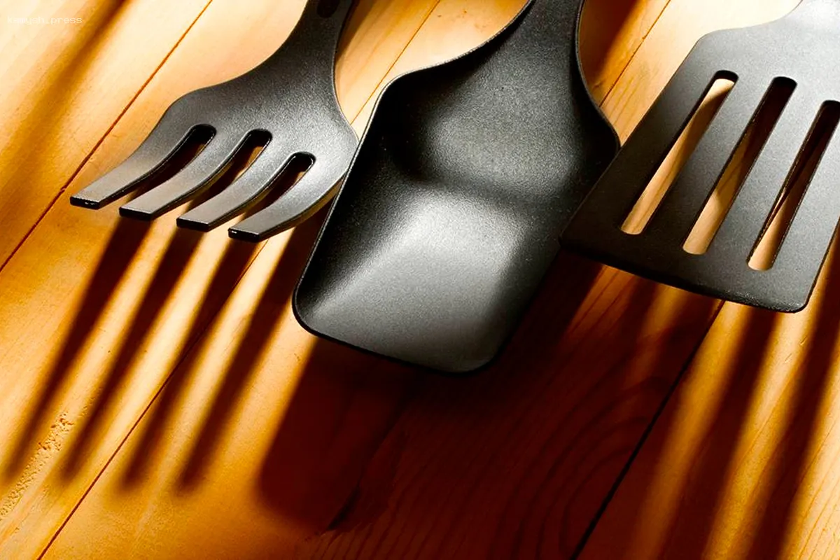 Онколог рассказал, опасен ли черный пластиковый кухонный инвентарь для здоровья