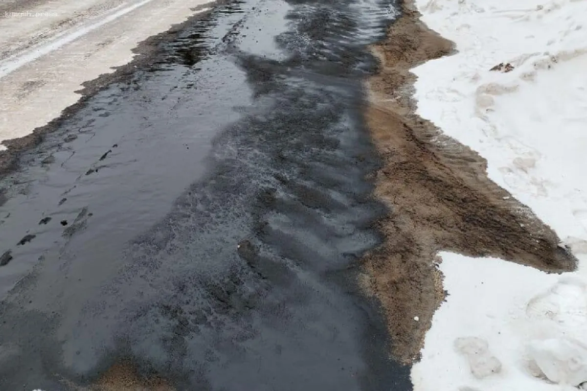 Площадь загрязнения нефтепродуктами на реке Яне в Якутии достигла почти 600 кв. м