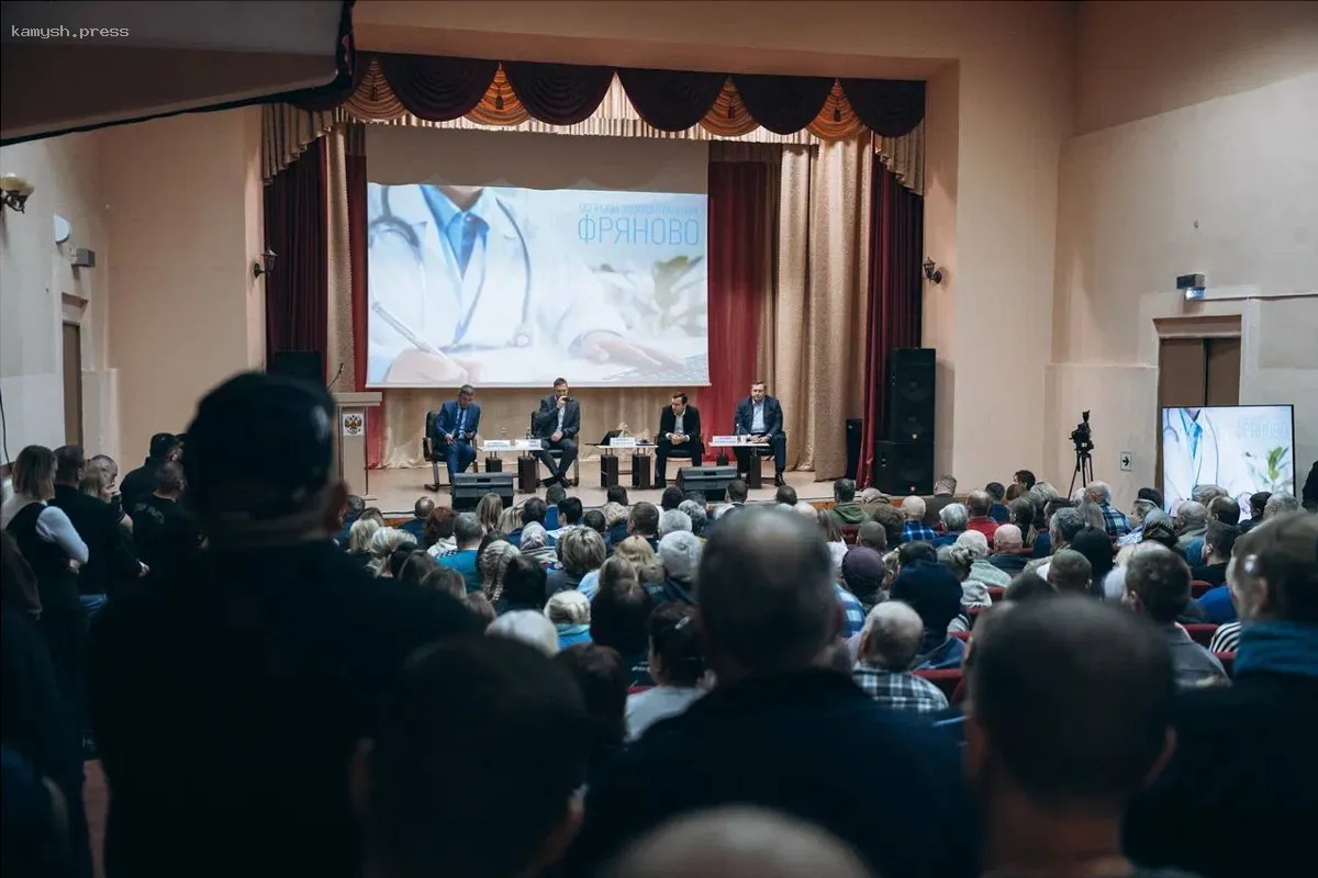 В Фрянове жители обсудили проблемы здравоохранения с представителями Минздрава