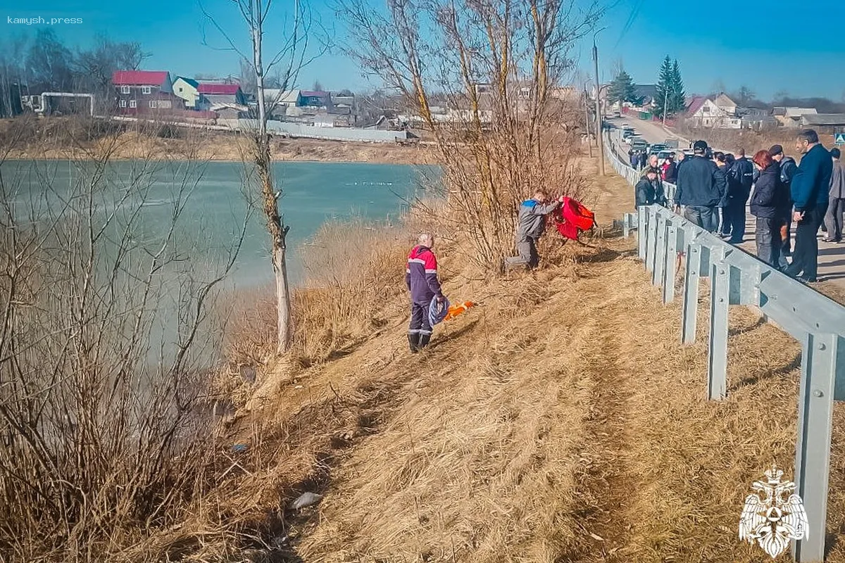 Спасатели Смоленской области извлекли живым ребенка из-под льда