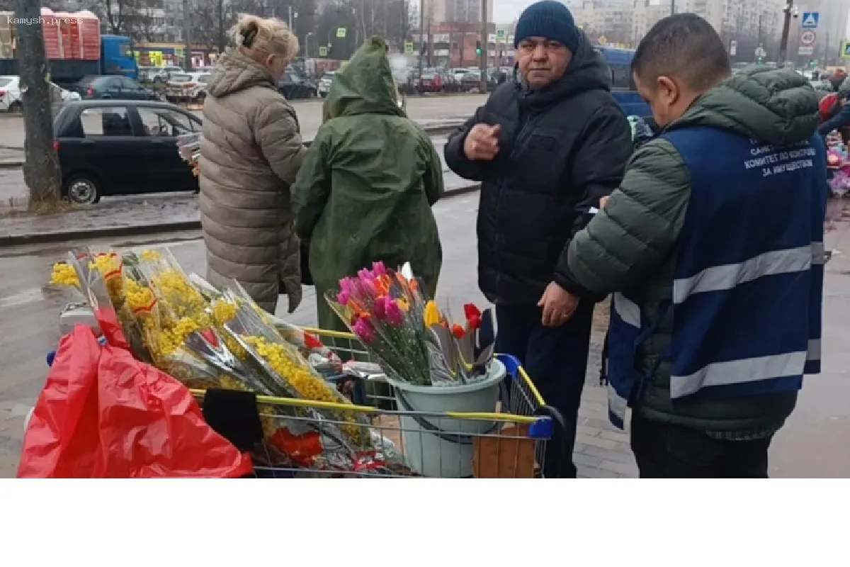 Конфликт из-за тюльпанов: в Петербурге торговцы цветами столкнулись с инспекторами