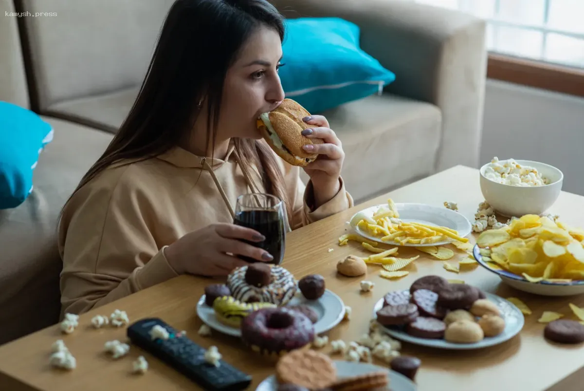 Диетолог Соломатина обнаружила неожиданный фактор, способствующий перееданию