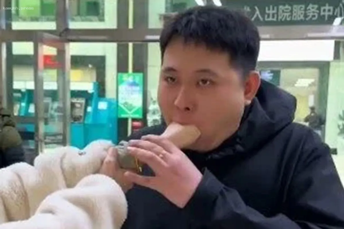 В Китае девушка застряла с рукой в рту своего парня