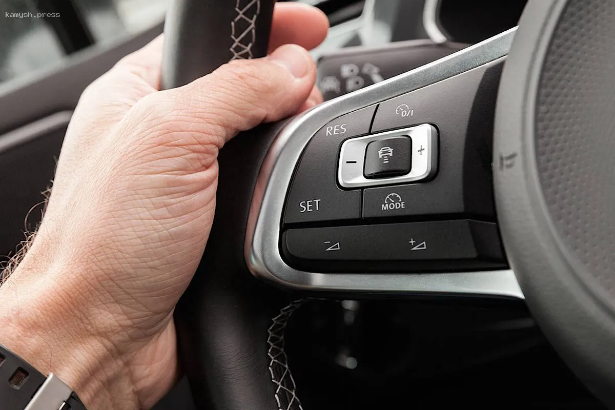 Путеводитель по круиз-контролю: от гениальной идеи слепого инженера до современных адаптивных технологий