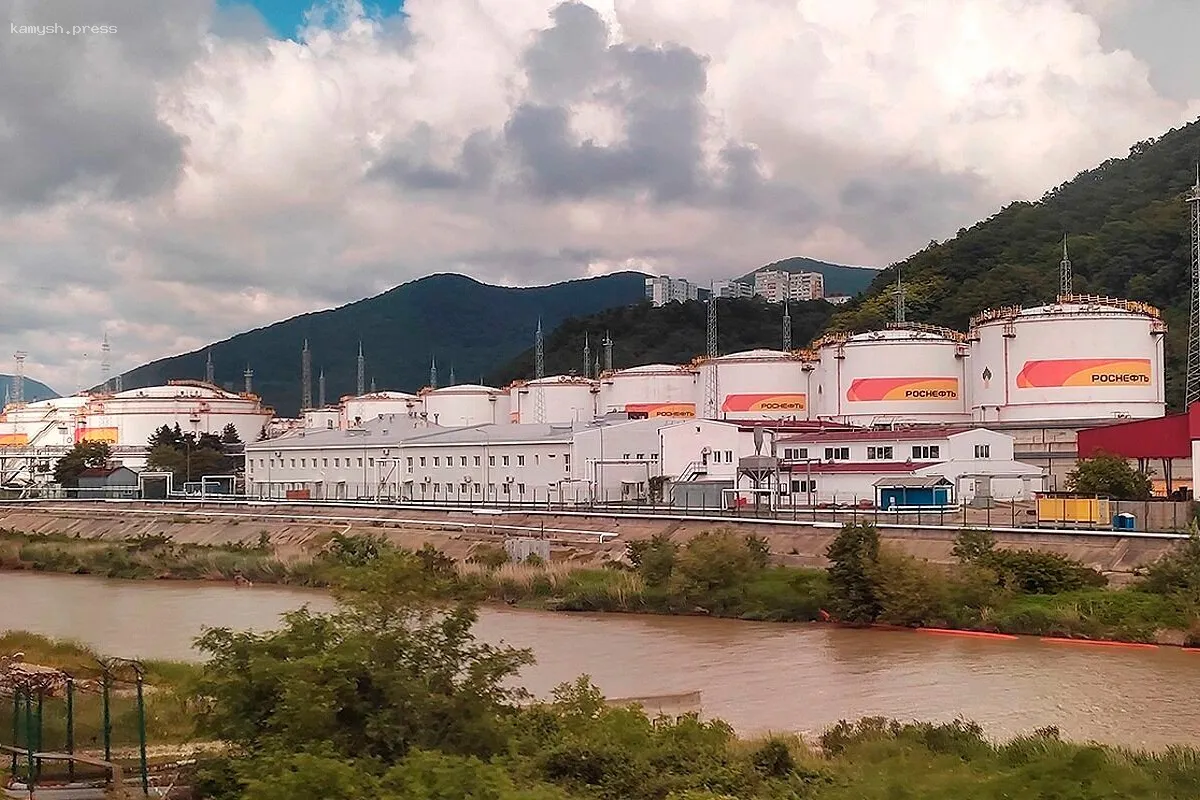 Чиновники сообщили о пожаре на нефтебазе в Туапсе