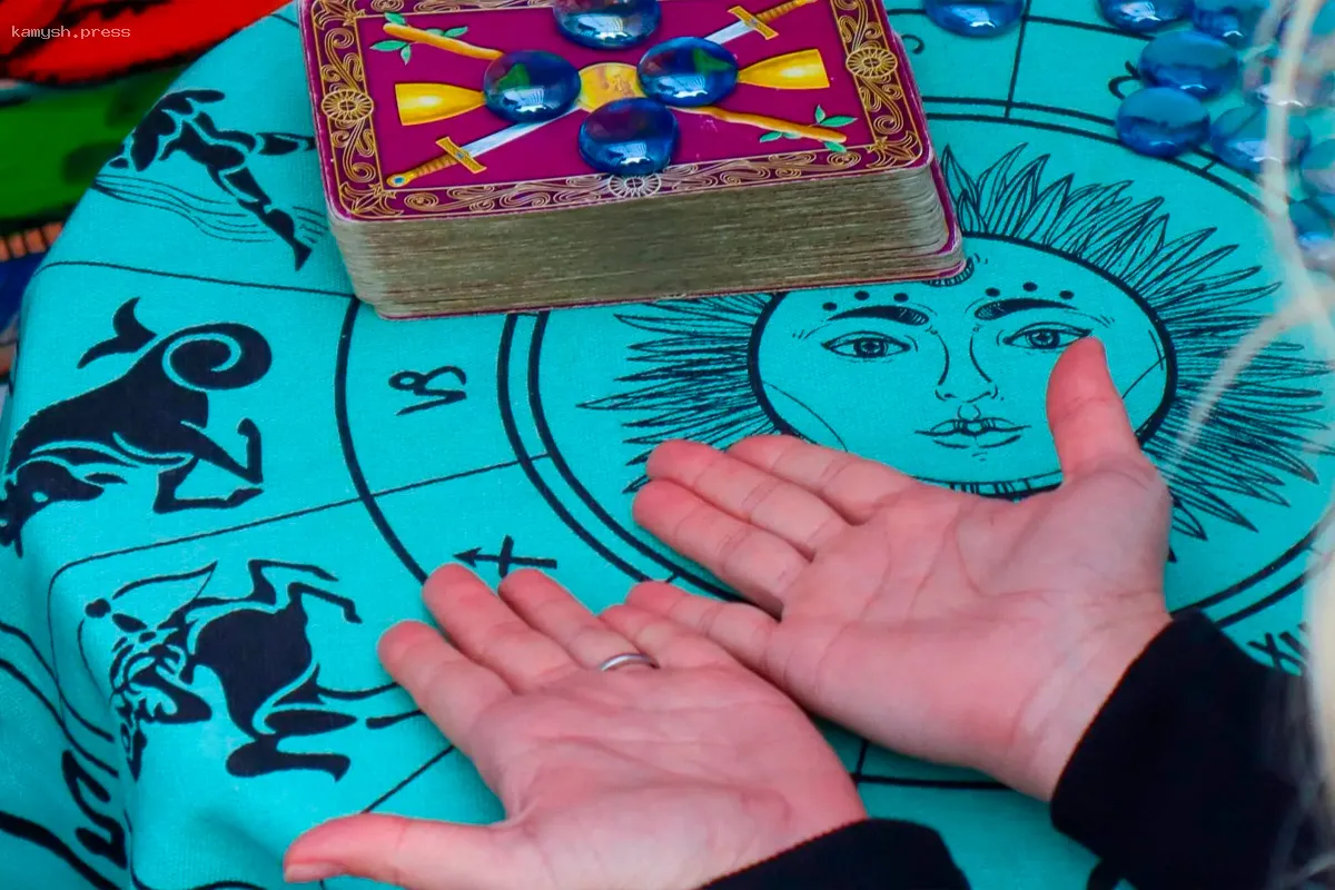 Психолог рассказал, почему люди продолжают доверять экстрасенсам