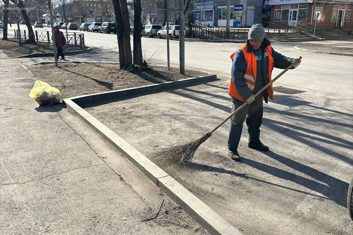 По указанию мэра Иркутска Руслана Болотова в городе ведется очистка дорог и тротуаров во всех районах