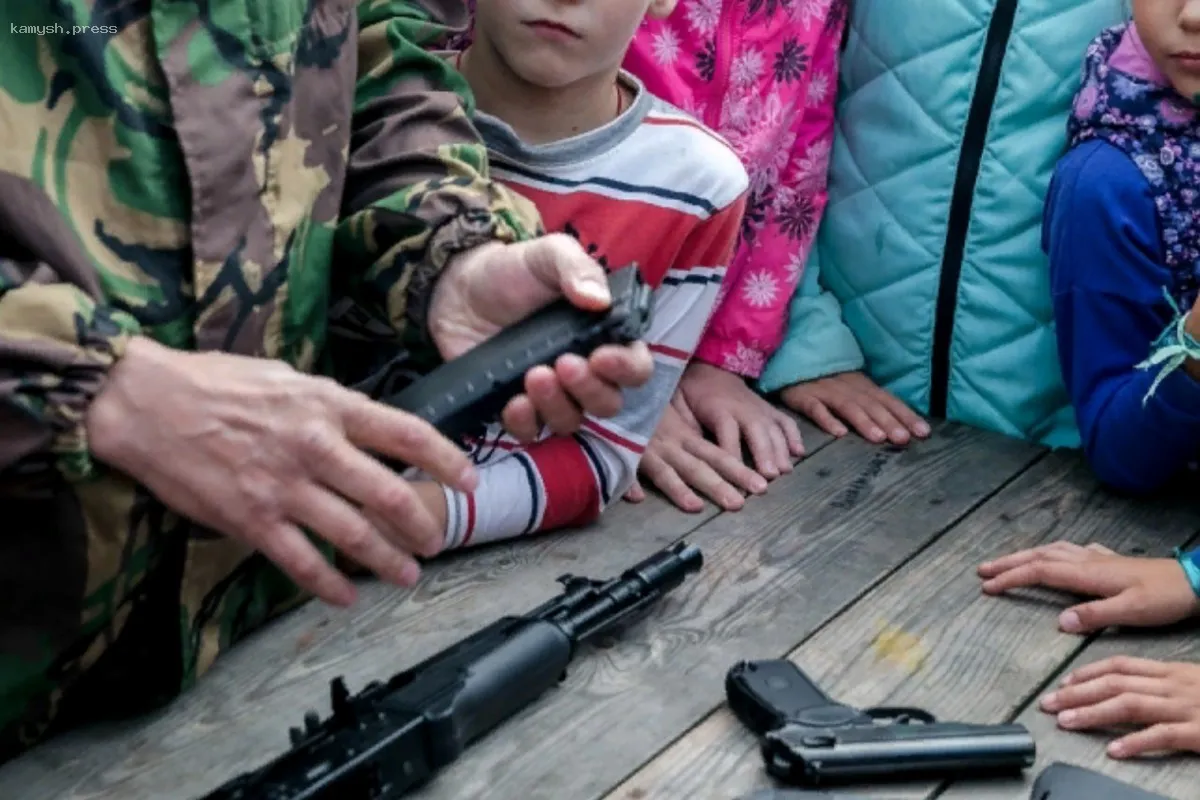 Мнения россиян о военно-патриотическом воспитании школьников разделились