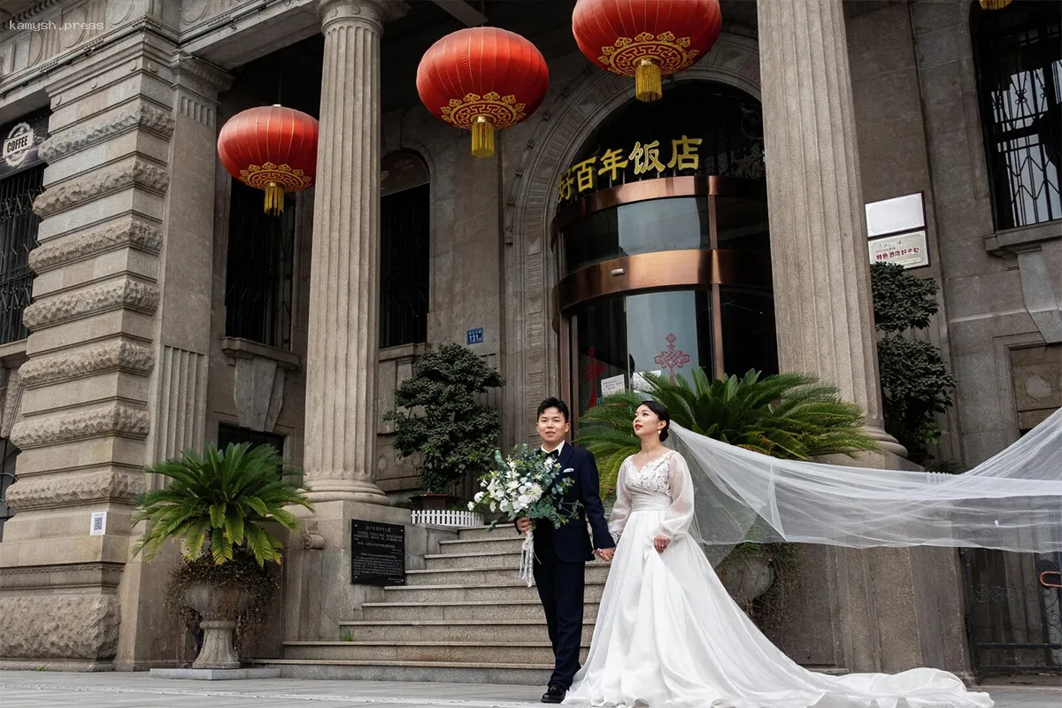 Китайская компания потребовала от одиноких сотрудников жениться до октября