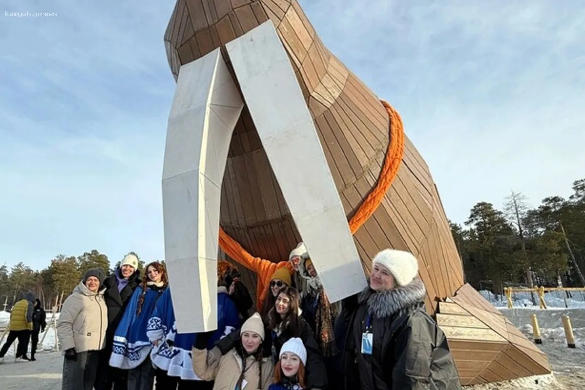 В Ноябрьске для моржа связали грандиозный 50-метровый шарф