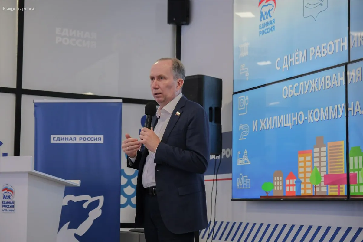 Игорь Седов, спикер Гордумы, поздравил работников ЖКХ с профессиональным праздником: Ваша преданность делу и ответственность улучшают жизнь астраханцев