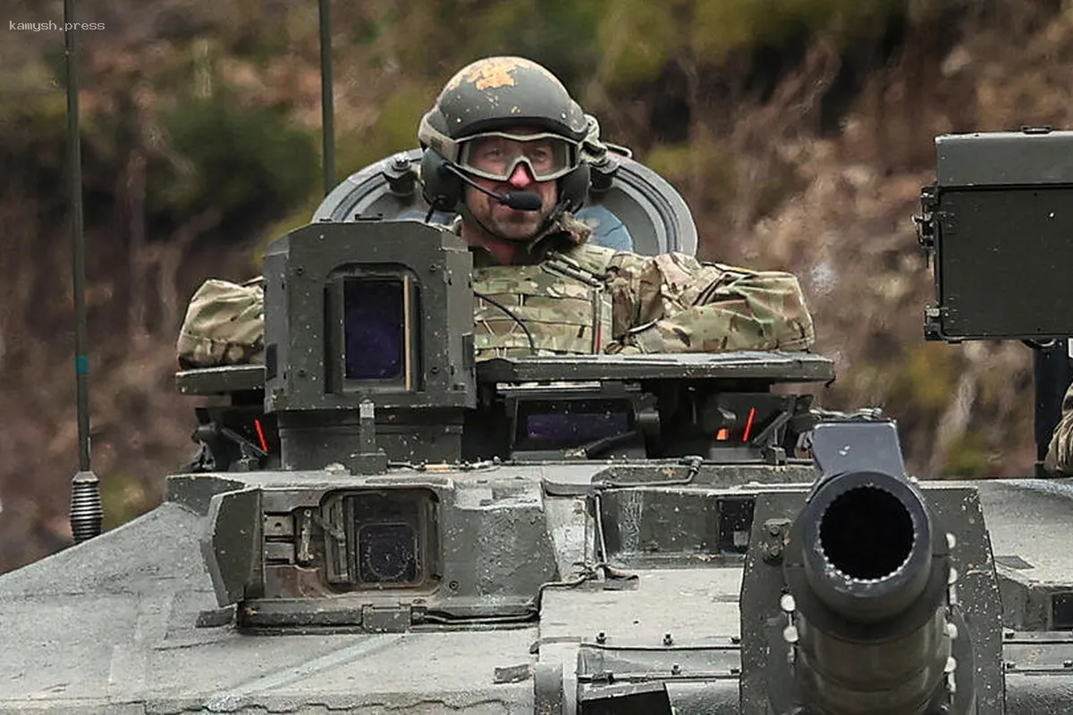 Принц Уильям посетил эстонскую базу НАТО и прокатился на танке