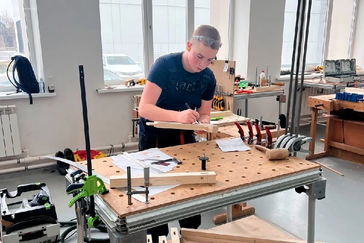 Ученик из Ивантеевки стал победителем регионального этапа Всероссийского чемпионата по профмастерству «Профессионалы» в области «Столярное дело»