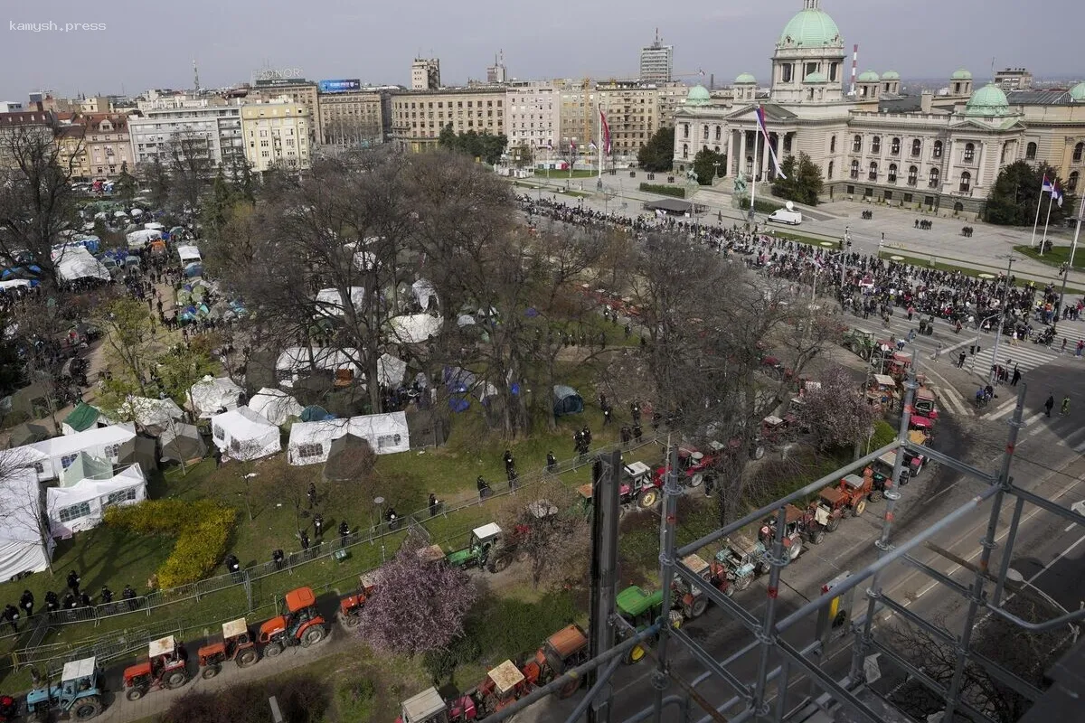 Протестующие в Белграде блокируют резиденцию президента и главную трассу