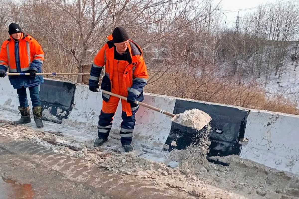 По указанию мэра Иркутска Руслана Болотова в городе продолжается обширная снеговая уборка дорог