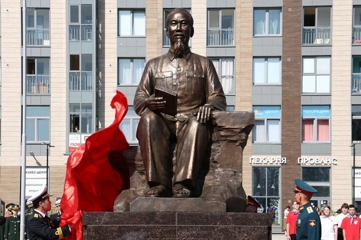 Площадь в Петербурге получила имя Хошимина
