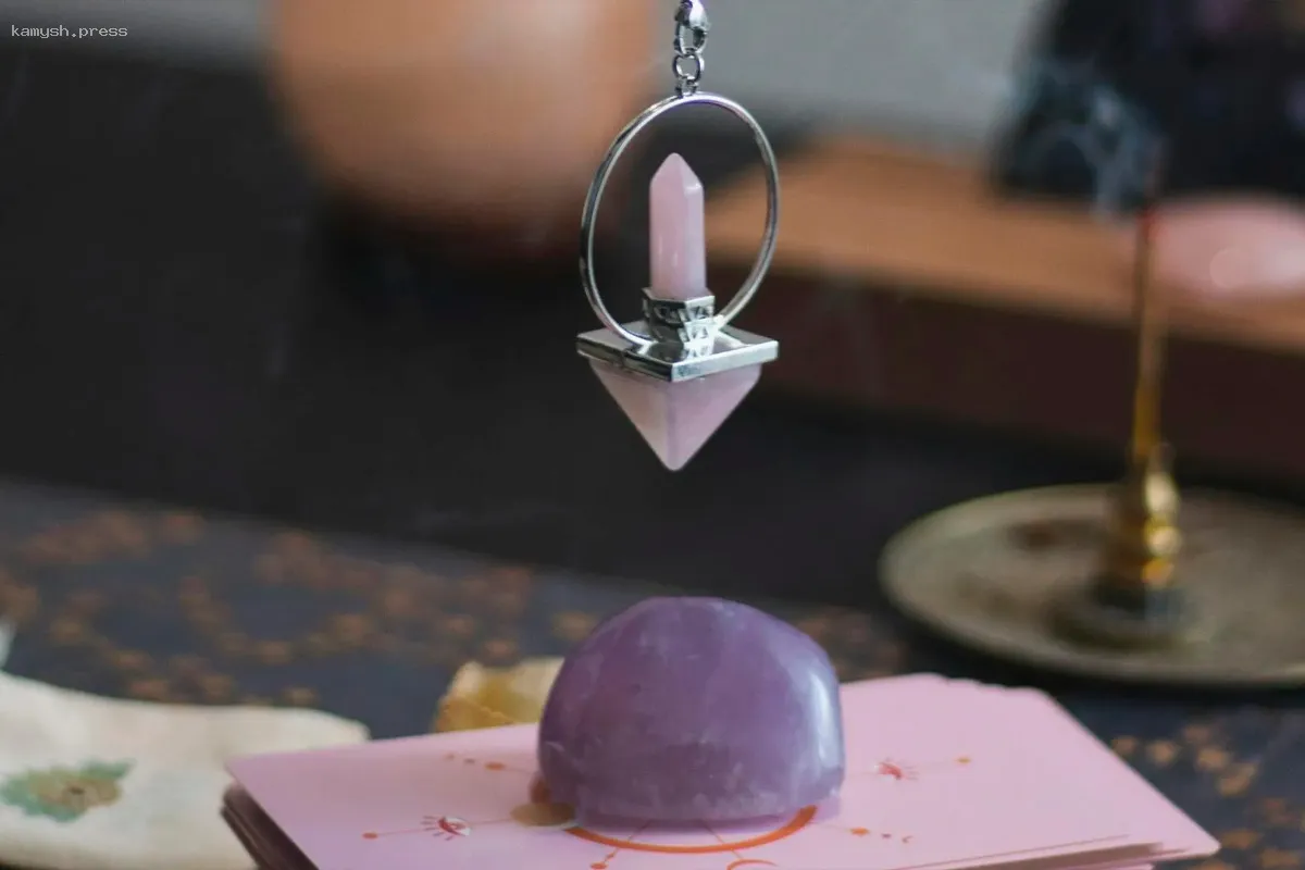 Психолог выделил группы людей, которым не следует обращаться к гадалкам и астрологам