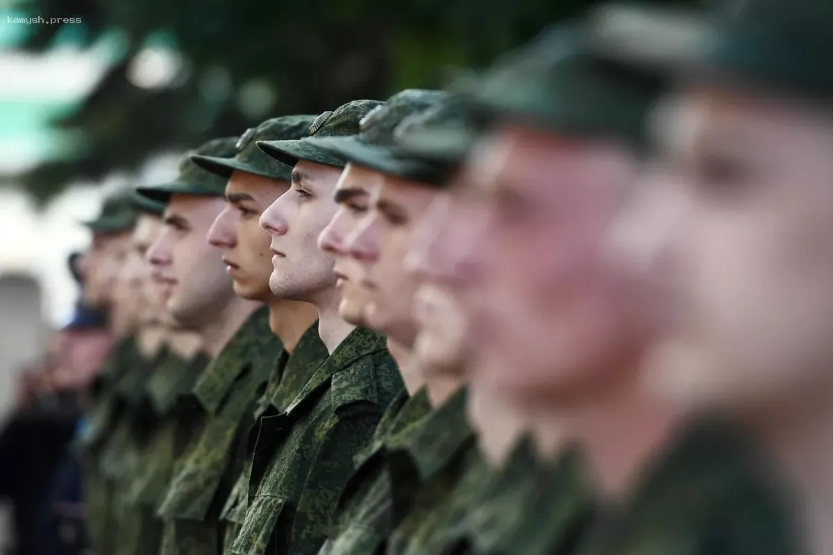 Весной 3000 молодых людей из Петербурга пополнили ряды армии