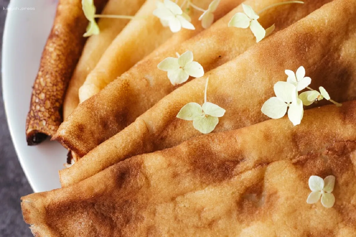 Опасные угощения: диетолог рассказала о самой вредной начинке для блинов на Масленицу