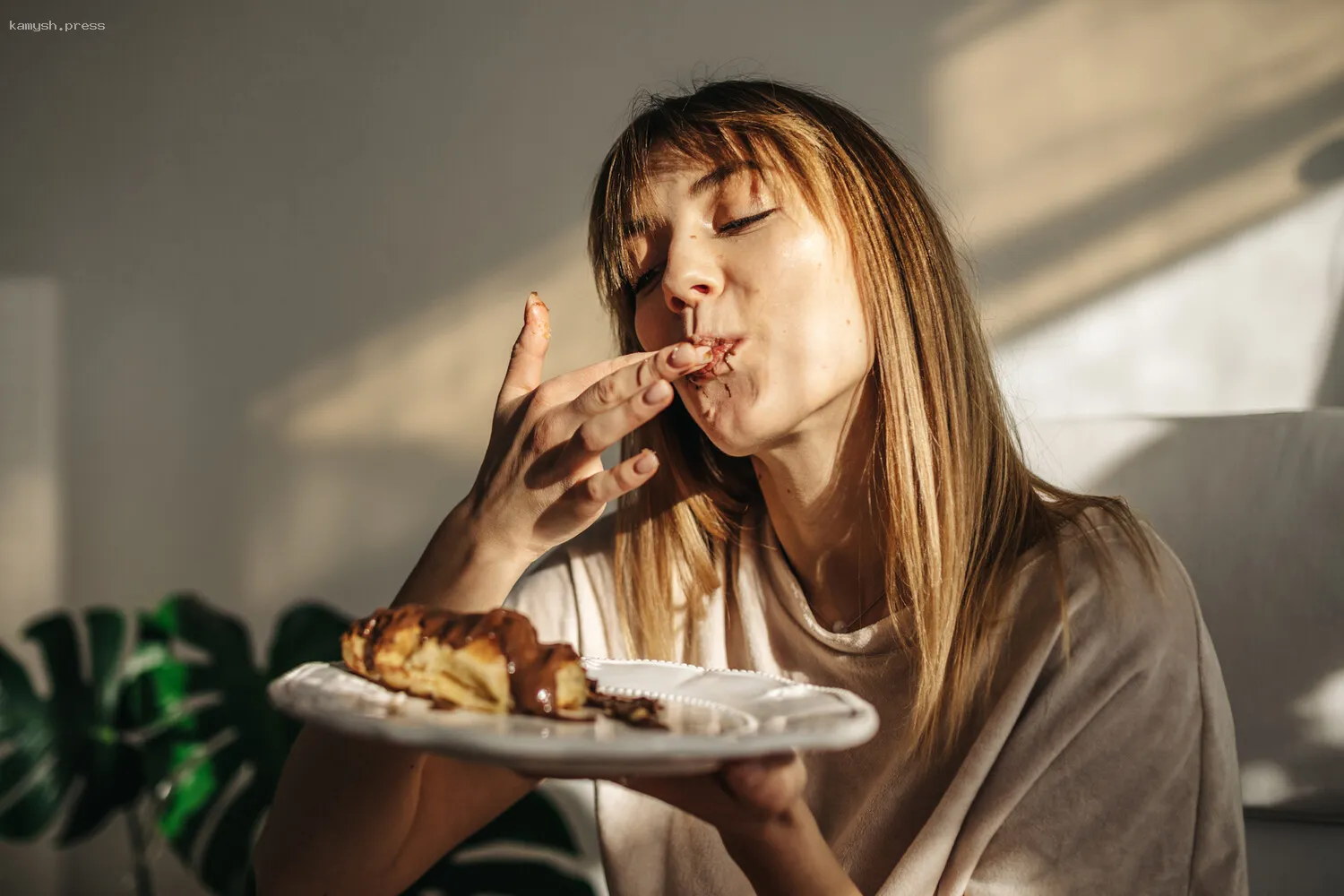 Эксперт по питанию раскрыла секрет, как избежать переедания во время обеда