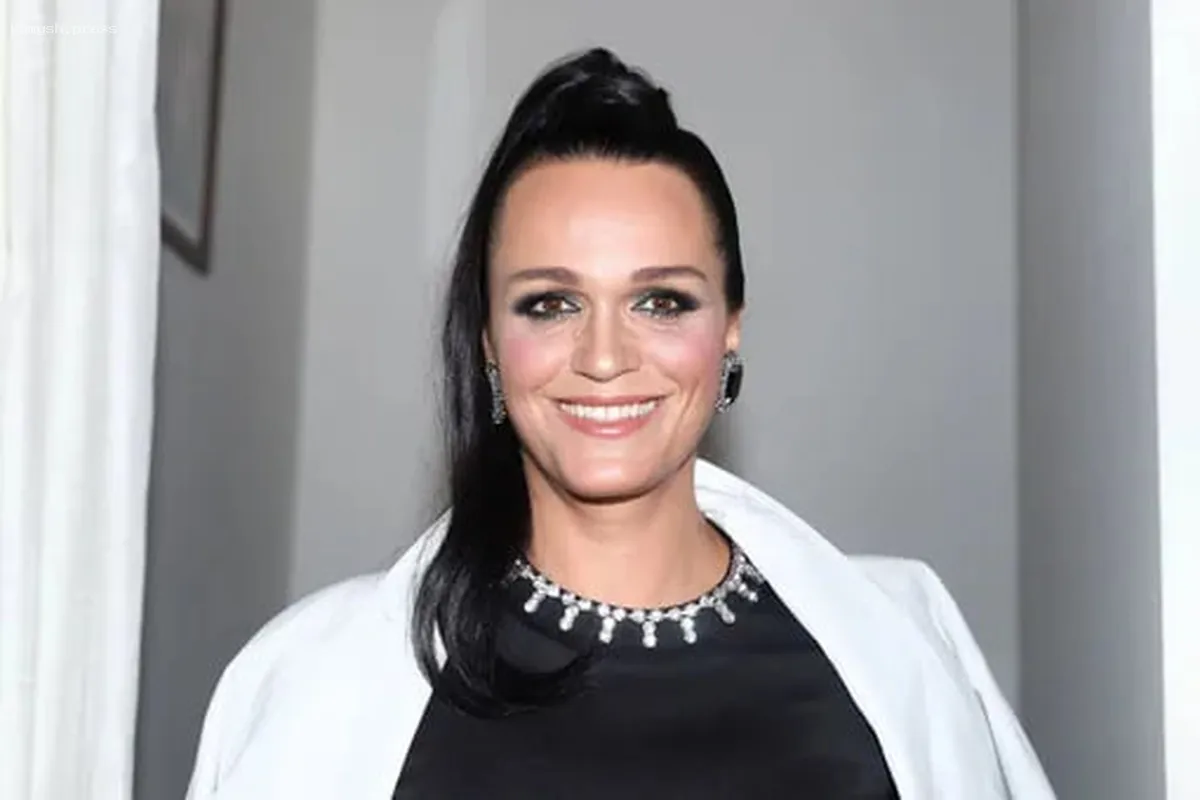 «Уйдете ни с чем»: певица Слава в грубой форме ответила журналистам на съемках клипа