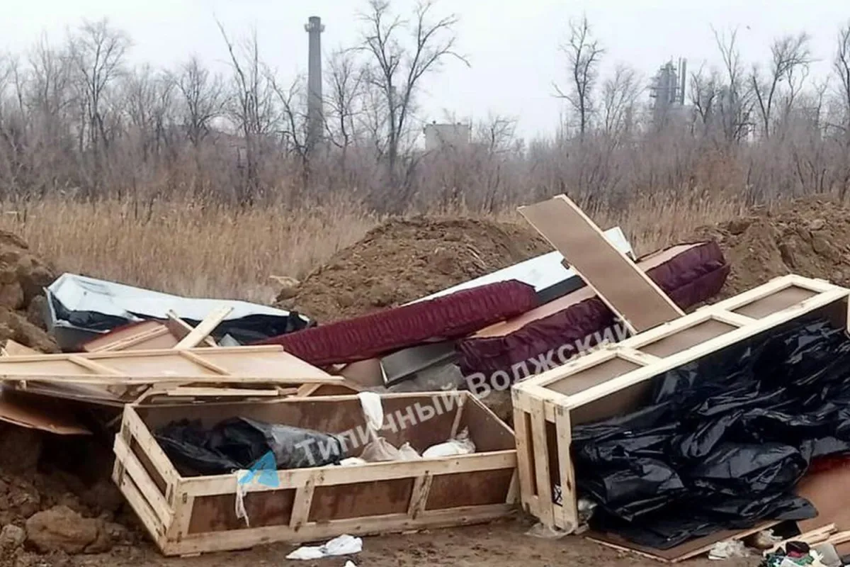 Власти Волжского намерены устранить свалку с цинковыми гробами