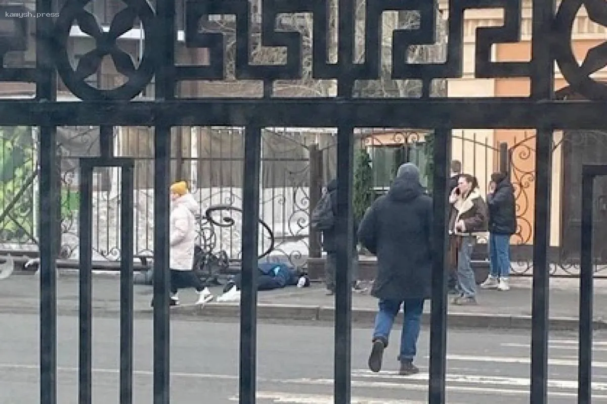 В Тюмени женщина получила серьезные травмы: столб рухнул на нее после ДТП