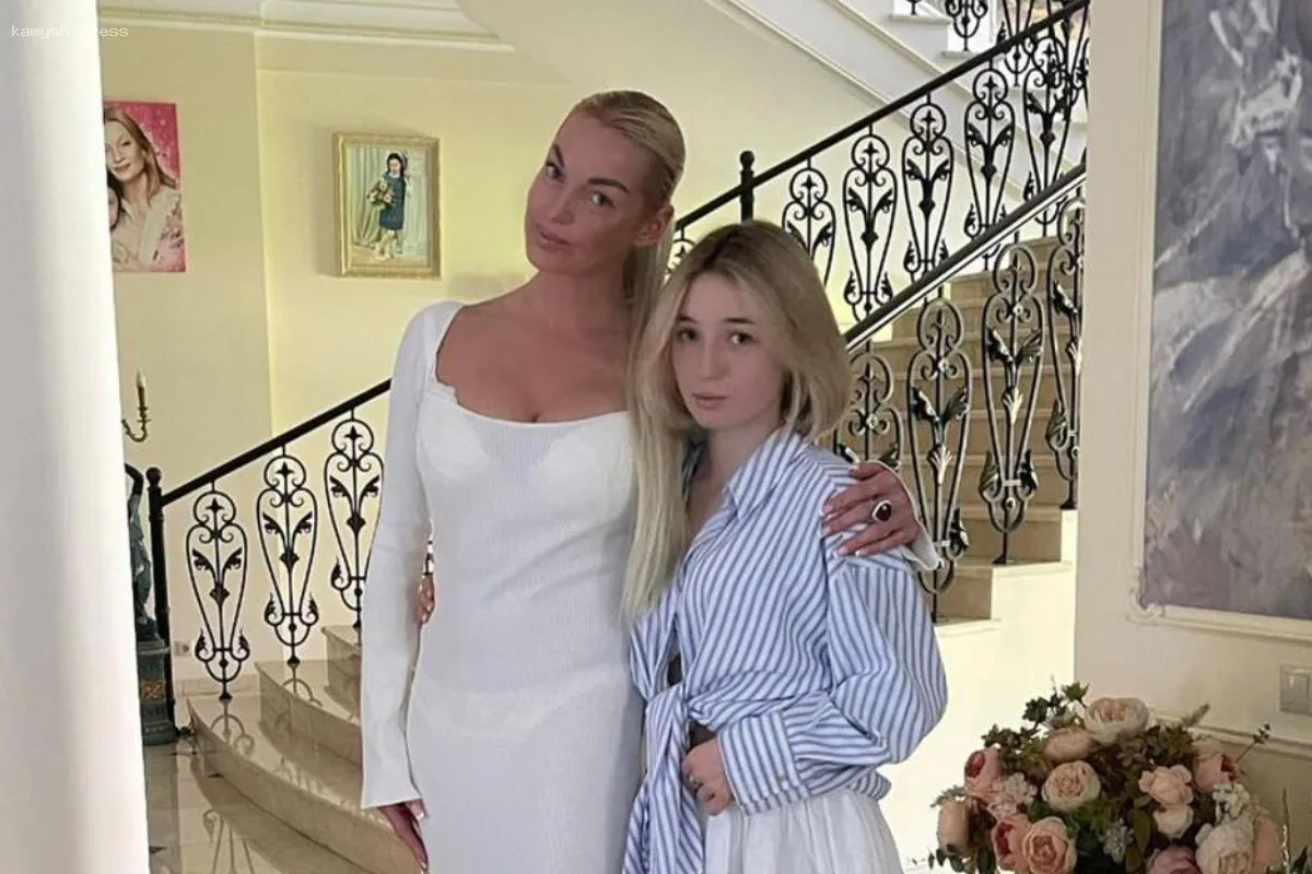 Анастасия Волочкова полагает, что супруга Игоря Вдовина мешает ему присутствовать на свадьбе дочери