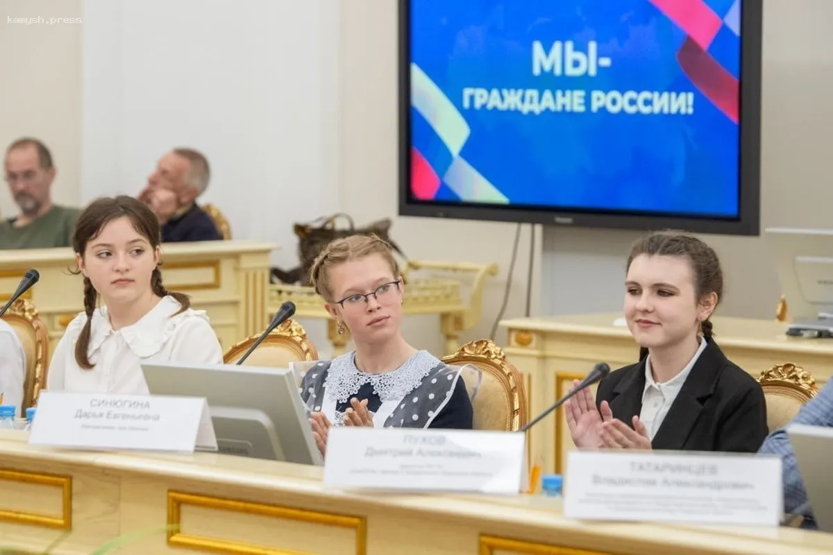 Губернатор Тюменской области Моор обсудил планы сотрудничества с представителями "Движения первых"