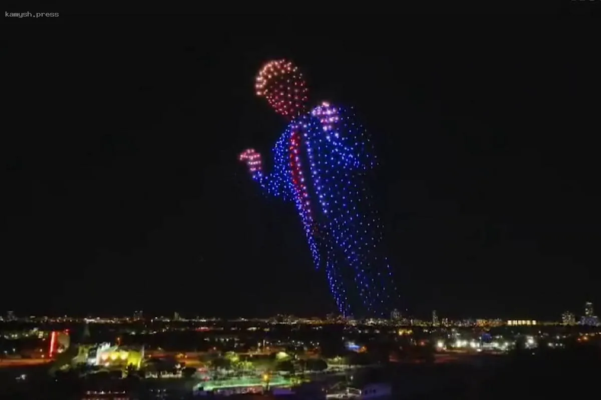 «Трамп в ритме танца»: завораживающее шоу дронов в небе Флориды стало хитом интернета