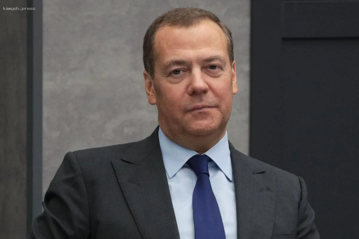 Медведев предсказал исчезновение Макрона
