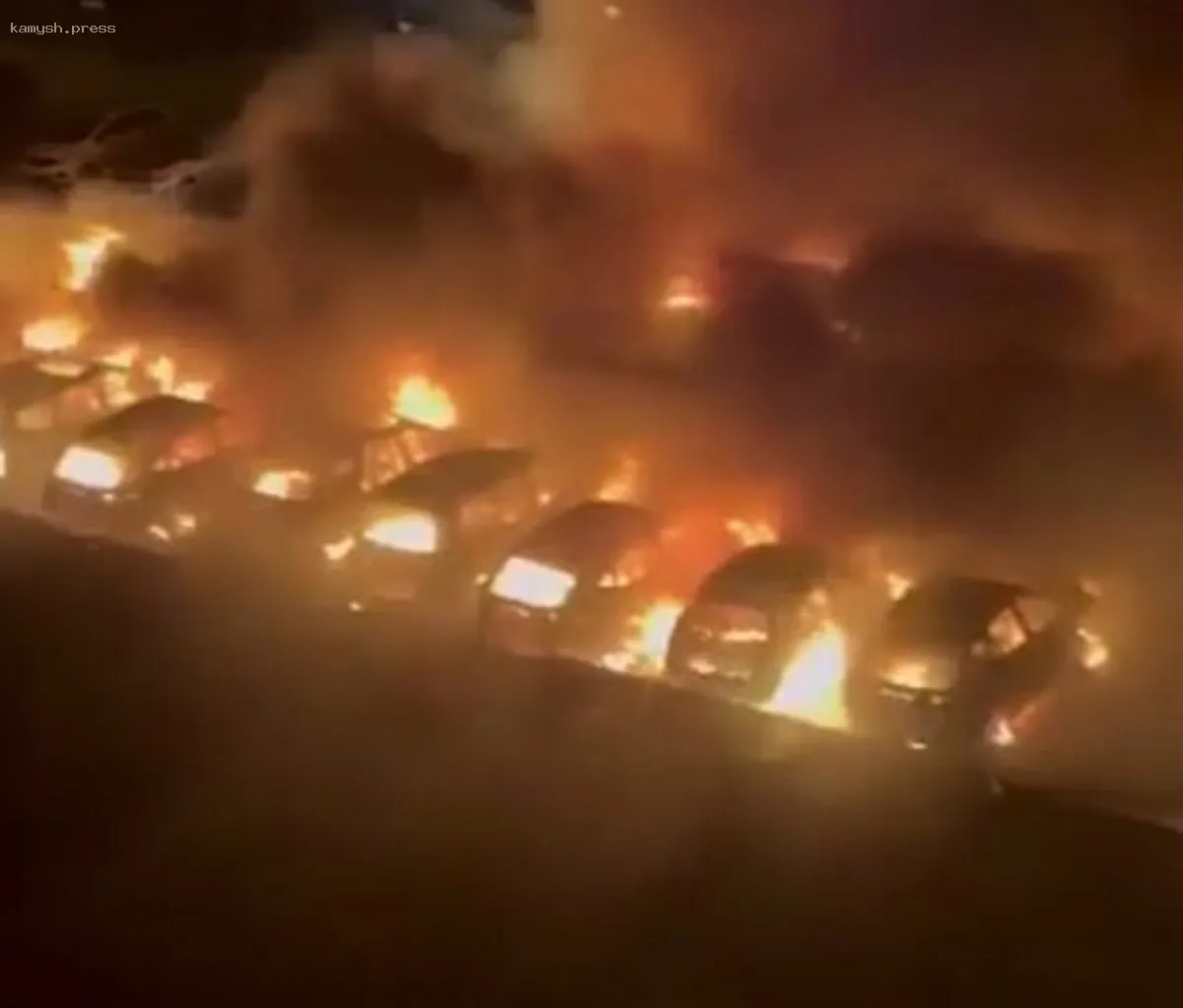 Ужасный пожар: в Приморье на парковке полностью сгорели 21 автомобиль