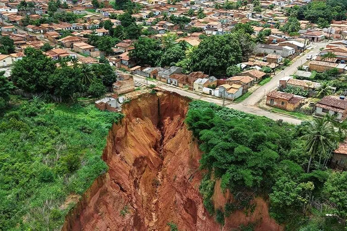 Бразильский город Буритикупу погружается в землю из-за оползней