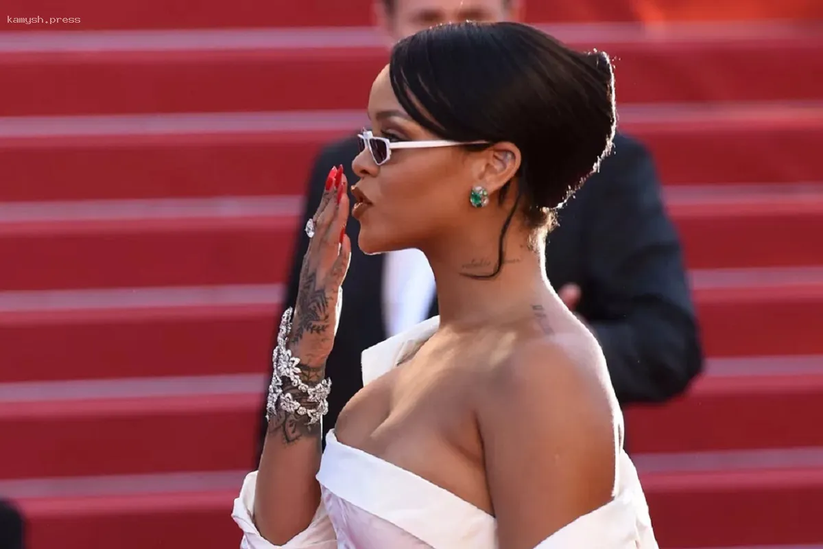 Фанаты заподозрили Рианну в ожидании третьего ребенка