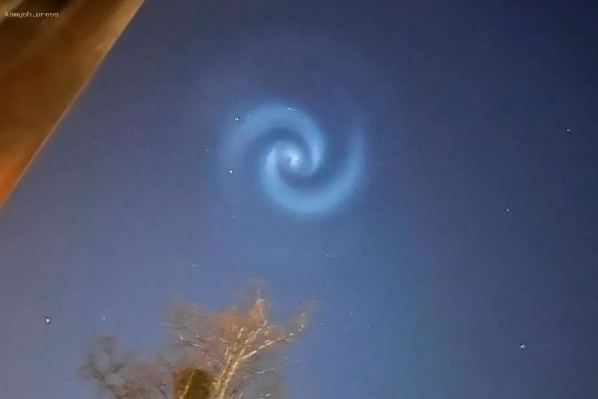 Россияне встревожены «необычными голубыми спиралями» в небе