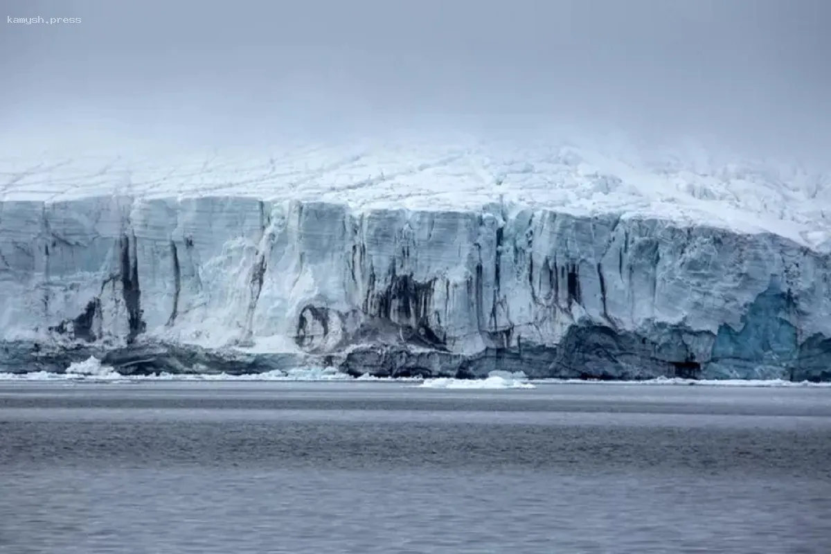 В Арктической зоне зафиксированы небольшие колебания, вызванные обрушением тающих ледников