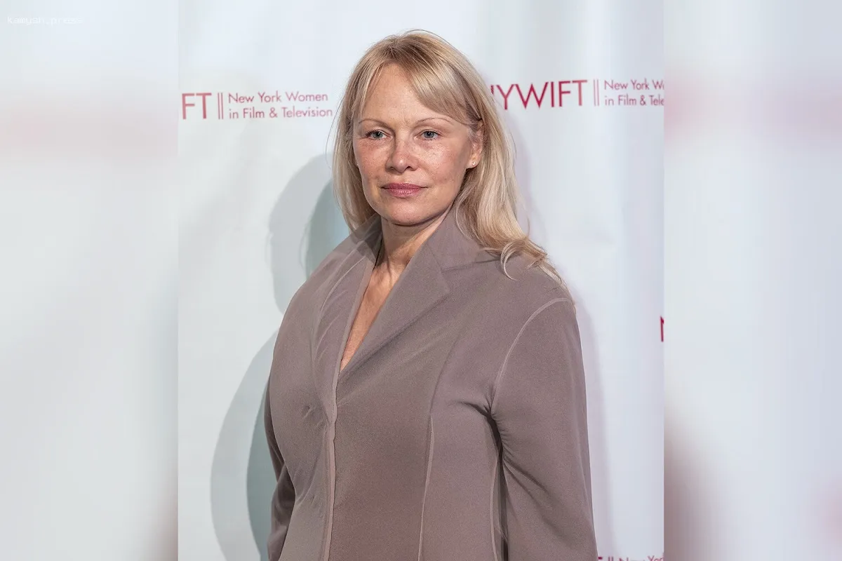 Памела Андерсон кардинально обновила свой стиль