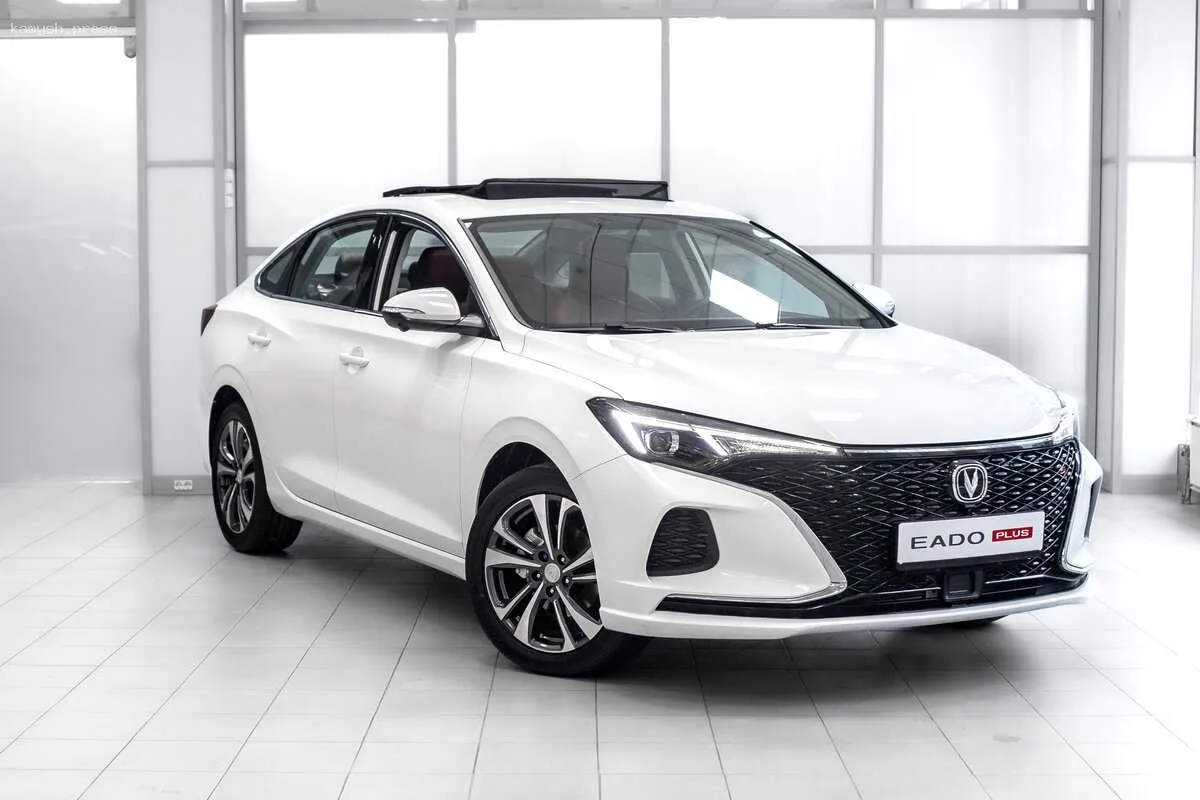 В Китае представили Changan Eado Plus с бюджетной версией на механике