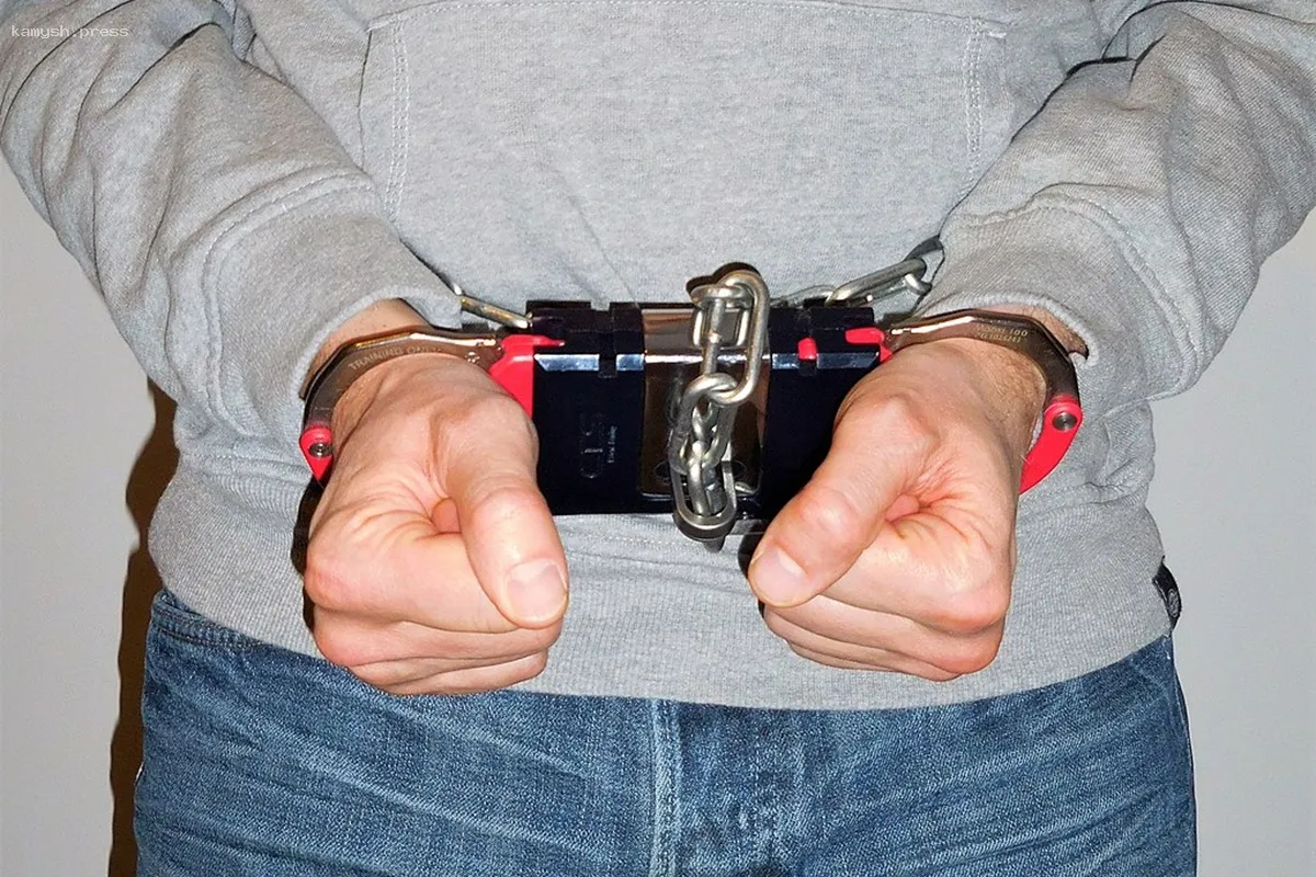 В Новгородской области арестованный атаковал полицейского: два месяца под стражей за попытку удушения правоохранителя