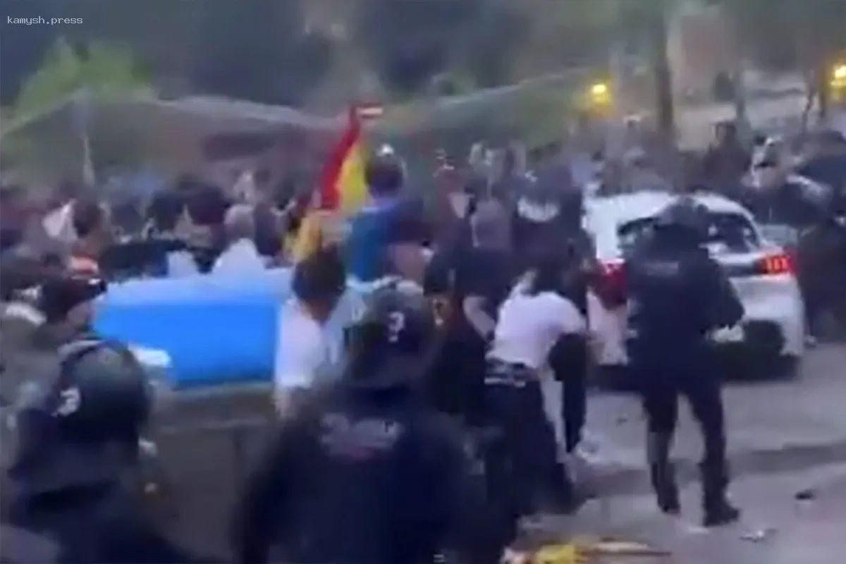 Машина въехала в толпу у стадиона перед футбольным матчем