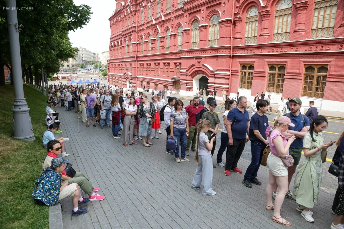 Очереди к Мавзолею Ленина значительно возросли перед его закрытием на восстановительные работы